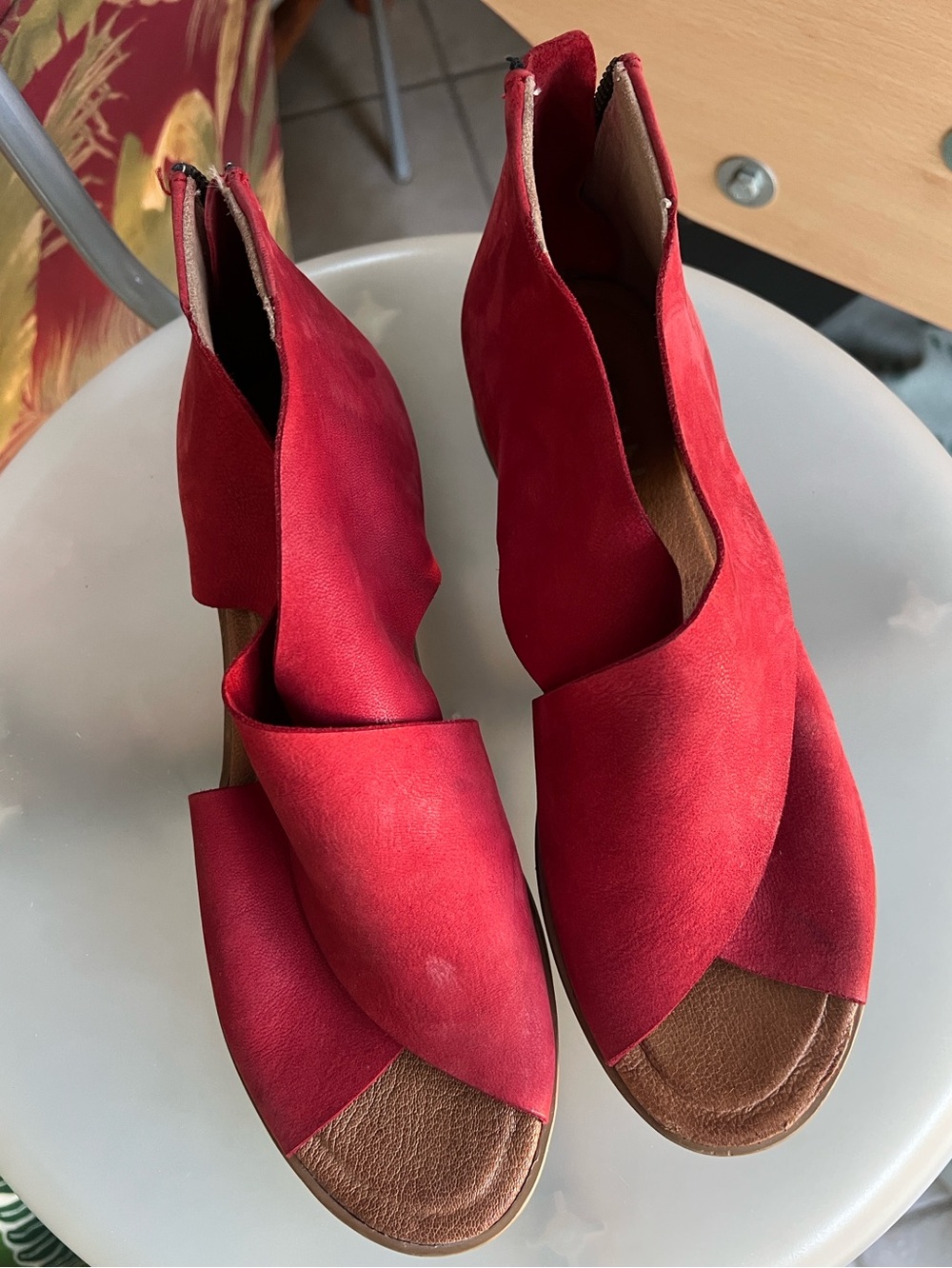 Red Roan Open-Toe Women’s Sandals - Elegant Twist Design size 7.5